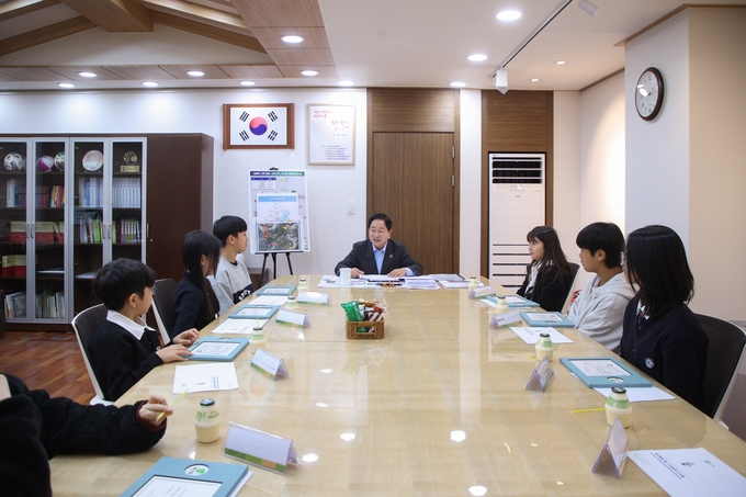 주광덕 시장이 1일 명예시장인 어린이들과 대화를 나누고 있다. (사진=남양주시 제공)