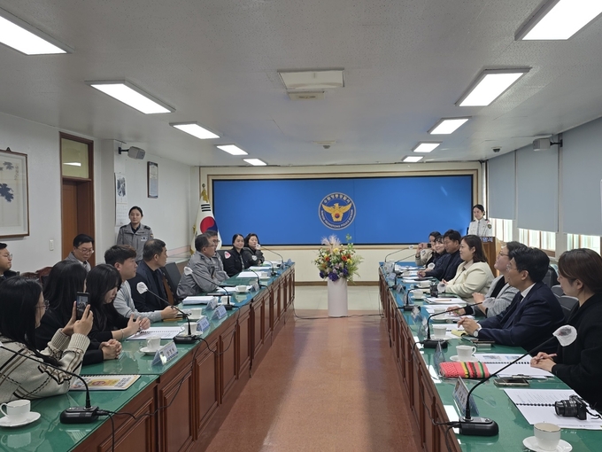 28일 수원시자원봉사센터와 영통학부모협회, 영통경찰서 합동 간담회가 진행되고 있다. (사진=수원시 제공)