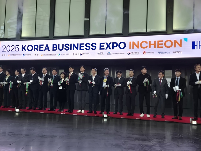 28일 인천시 송도컨벤시아에서 ‘2025 Korea Business Expo Incheon’ 개막식을 진행하고 있다. ( 사진 = 인천시 제공 )