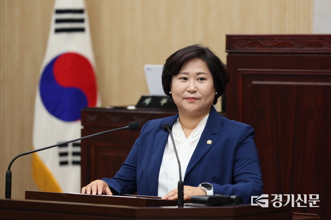 안성시의회 이관실 의원이 제234회 임시회 조례등심사특별위원회 회의에서 「안성시 고립·은둔 청소년 지원에 관한 조례안」 제정 취지를 설명하고 있다. (사진=이관실 시의원실 제공)