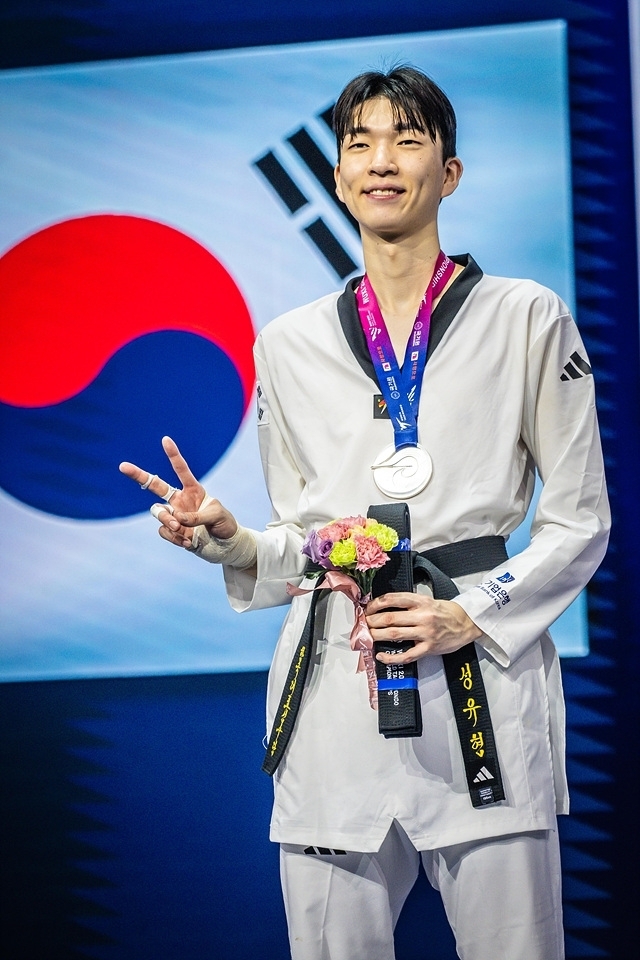 28일 중국 장쑤성 우시의 타이후 인터내셔널 엑스포 센터에서 열린 2025 세계태권도선수권대회 남자 68㎏급에서 2위에 입상한 성유현(용인대)이 기념사진을 찍고 있다. (사진=세계태권도연맹 제공)