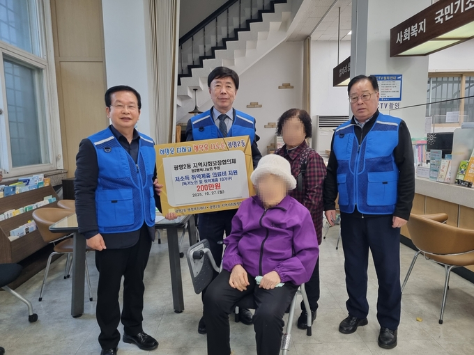 광명시 광명2동 지역사회보장협의체는 지난 27일 경제적 어려움으로 치료를 미루고 있던 독거노인과 복지 사각지대 10가구에 총 200만 원의 의료비를 지원했다. (사진=광명시 제공)