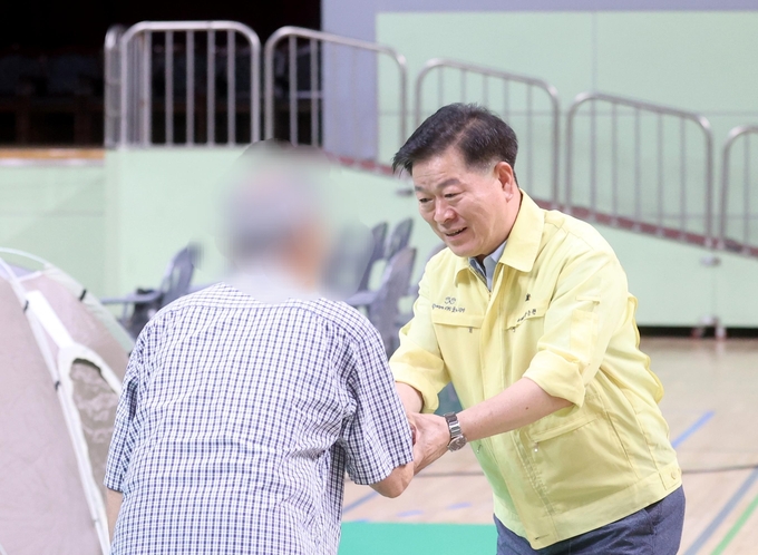 박승원 광명시장이 지난 7월 소하동 아파트 화재 사고 임시 대피소(광명시민체육관)를 찾아 이재민을 위로하고 있다. (사진-광명시 제공)