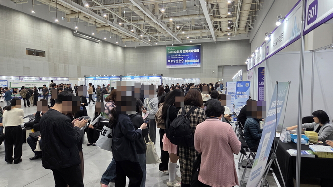 지난 28일 수원컨벤션센터에서 'AI로 JOB자-2025 수원시 일자리박람회'가 진행되고 있다. (사진=수원시 제공)