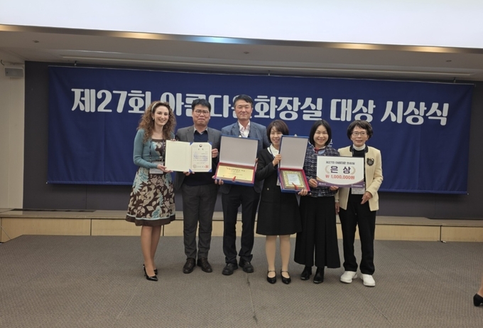 수원시 관계자들이 수상 후 기념사진을 촬영하고 있다. (사진=수원시 제공)