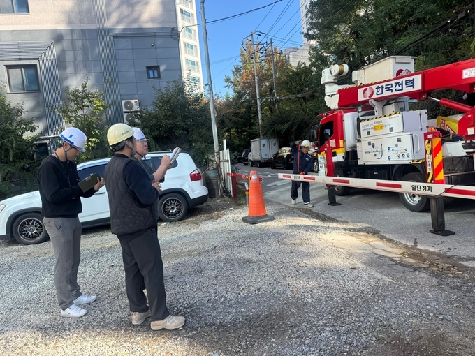 수원시가 유관기관과 함께 전력시설을 점검하고 있다. (사진=수원시 제공)