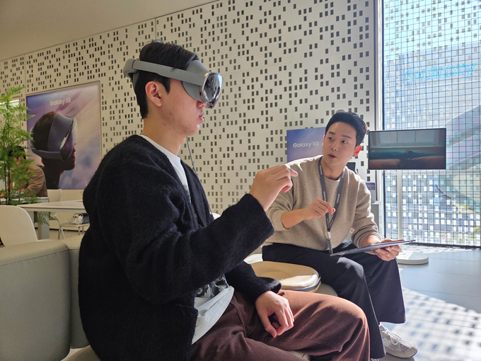 삼성스토어 홍대에서 헤드셋 형태의 모바일 기기 '갤럭시 XR'을 체험하는 모습 (사진=삼성전자 제공)