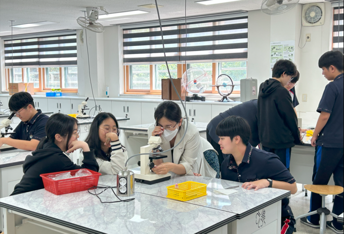  오산원일중학교에서 IB 교육 과학 탐구 수업이 진행 중인 모습. (사진=오산원일중학교 제공)