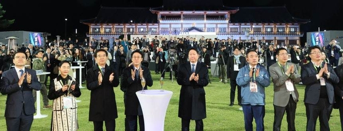 김민석(왼쪽 네번째) 국무총리, 최태원(왼쪽 다섯번째) 대한상의 회장 등 참석자들이 환영만찬 개회를 축하하며 박수를 치고 있다. (사진=대한상공회의소 제공)