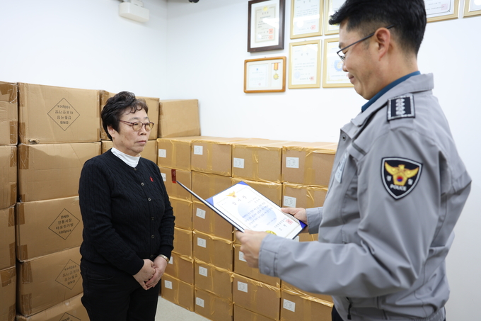  수원팔달경찰서가 치매노인 조기 발견에 큰 역할을 한 윤덕애 씨에게 감사장을 수여했다. (사진=수원팔달경찰서 제공)