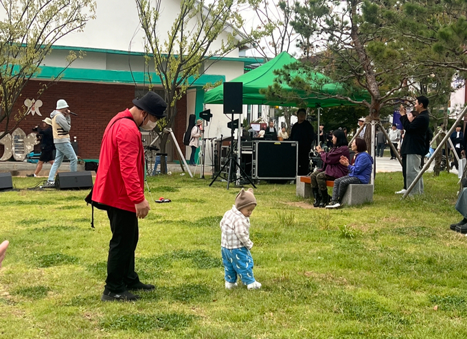 수원화성 행궁광장에서 한 가족이 풀밭을 걷고 있다. (사진=장진 기자)