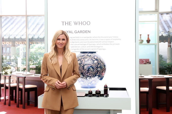 27일 LG생활건강 더후 아트 헤리티지 라운지 행사장에 니키 힐튼이 방문했다. (사진=LG생활건강 제공)