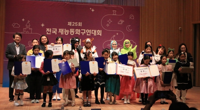 제25회 재능동화구연대회 초등부 수상자들. (사진=재능교육 제공)