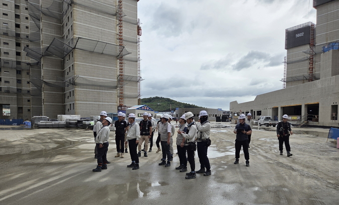 인천 검단지구 AB20-2블록 공사현장에서 안전·품질 합동점검을 진행하는 모습. (사진=중흥그룹 제공)