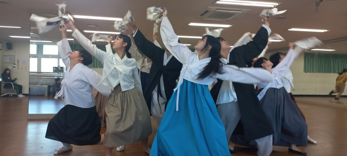 안산디자인문화고등학교 공연콘텐츠과 학생들이 자신들의 창작뮤지컬 ‘샘골 최용신’ 공연 연습에 구슬땀을 흘리고 있다. (사진=김준호 기자)