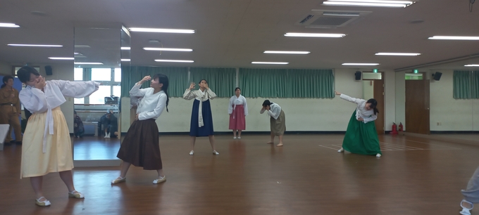 안산디자인문화고등학교 공연콘텐츠과 학생들이 자신들의 창작뮤지컬 ‘샘골 최용신’ 공연 연습에 구슬땀을 흘리고 있다. (사진=김준호 기자)