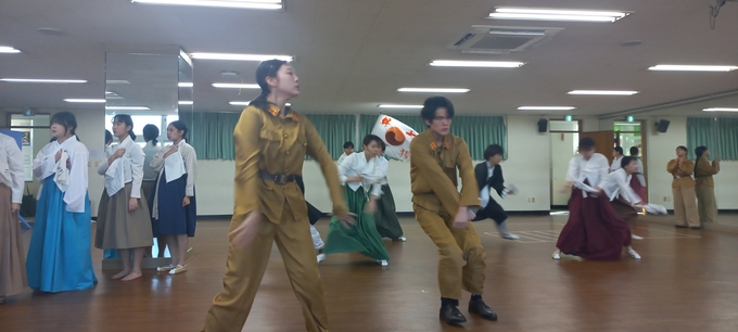 안산디자인문화고등학교 공연콘텐츠과 학생들이 자신들의 창작뮤지컬 ‘샘골 최용신’ 공연 연습에 구슬땀을 흘리고 있다. (사진=김준호 기자)
