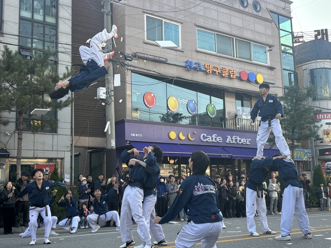 ‘평택 에브리원(EVERYONE) 축제’에서 대경대 한류캠퍼스 강보현 교수가 지도한 태권도과 퍼포먼스퍼레이트 팀이 공연을 선보이고 있다. (사진=대경대학교 제공)