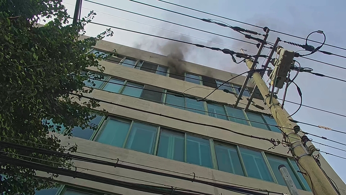 29일 계양 작전동 건물에서 불이 나 검은 연기가 피어오르고 있다. ( 사진 = 인천소방본부 제공 )