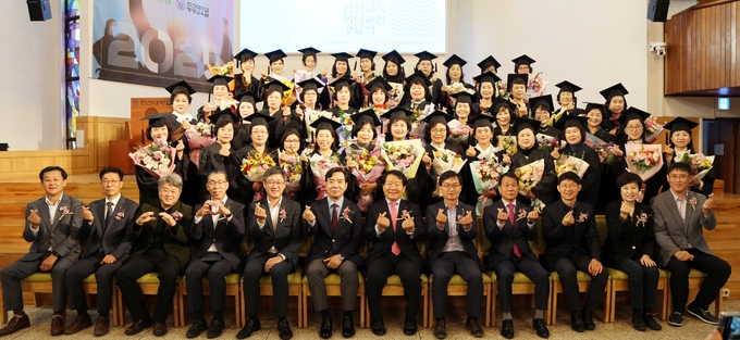 2025년 한신대-경기농협 평생교육 위탁과정 수료식 후 기념 촬영을 하고 있다. (사진=한신대학교 제공)