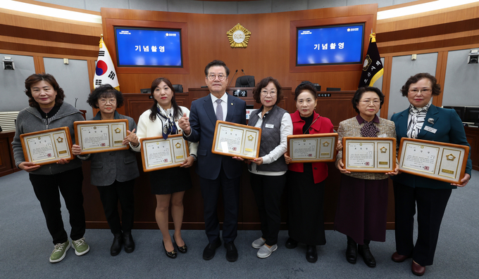 오산시의회, 2025년 오산시 통장단 표창 수여 장면. (사진=오산시의회 제공)