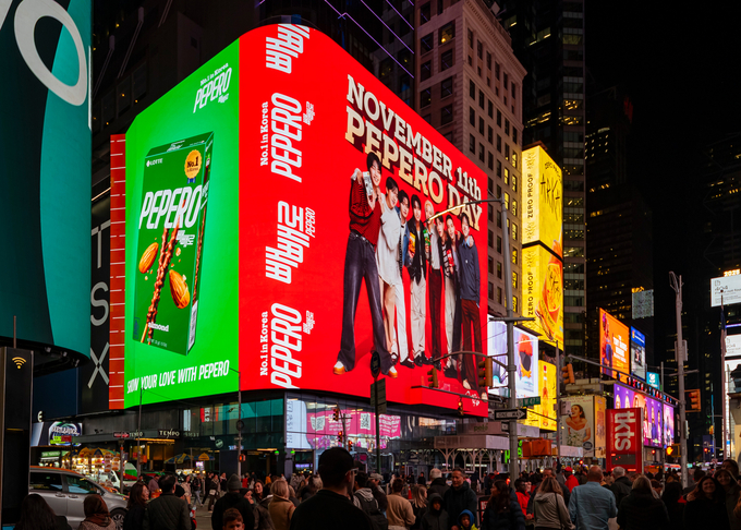 뉴욕 타임스스퀘어 ‘TSX 브로드웨이’ 빌딩에서 송출되고 있는 빼빼로데이 글로벌 마케팅 캠페인 영상. (사진=롯데웰푸드 제공)