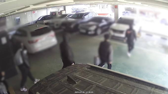  폭력범죄단체 조직원들이 불법 투자리딩방 조직 사무실에서 강도 행각을 벌인 후 이동하는 모습. (사진=경기남부경찰청 제공)