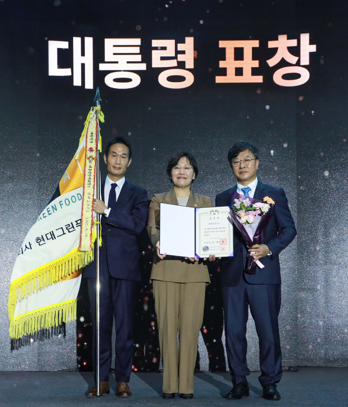 29일 서울 강남구 코엑스에서 열린 '식품외식산업 발전 유공' 정부포상 행사에서 박홍진 현대그린푸드 사장(사진 오른쪽)이 송미령 농림축산식품부 장관(사진 가운데)으로부터 대통령표창을 수여받은 뒤 기념사진을 촬영하고 있다. (사진=현대그린푸드 제공)