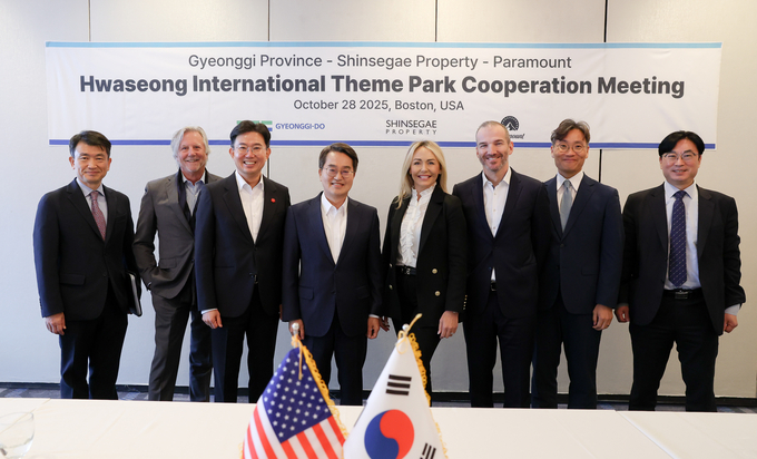 김동연 경기도지사가 현지시각 28일 미국 보스턴에서 파라마운트사, 신세계프라퍼티 등과 향후 협력 방안을 논의한 뒤 기념촬영을 하고 있다. (사진=경기도 제공)