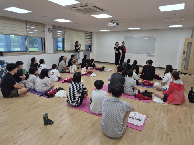 수원유스호스텔 캠핑장 이용 가족 대상 안전체험이 이뤄지고 있다. (사진=수원시청소년청년재단 제공)