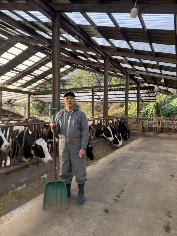 경기도로 부터 남양주 최초로 ‘가축행복농장’ 인증서 받은 '송촌목장' 유병조 농장주.  (사진=남양주시 제공)