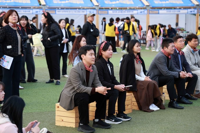 한창한 중구 도시정책위원장이 최근 체육행사에서 주민들과 소통하고 있다. ( 사진=중구의회 제공 )