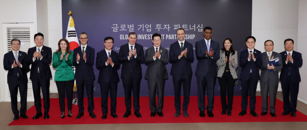 <em>29일 이재명 대통령이 경북 경주예술의전당에서 열린 글로벌 기업투자 파트너십에서 참석자들과 함께 기념촬영을 하고 있다. (사진=연합뉴스)</em>