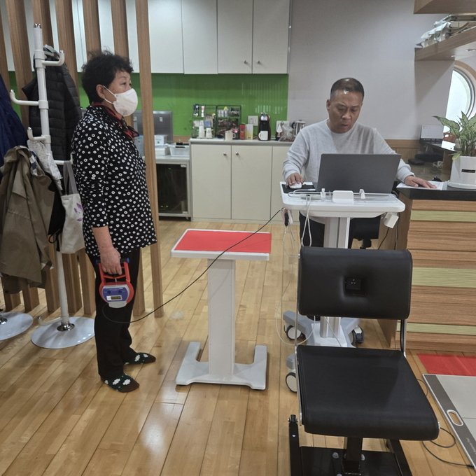 어르신이 악력검사를 받고 있다. (사진=의왕시보건소 제공)