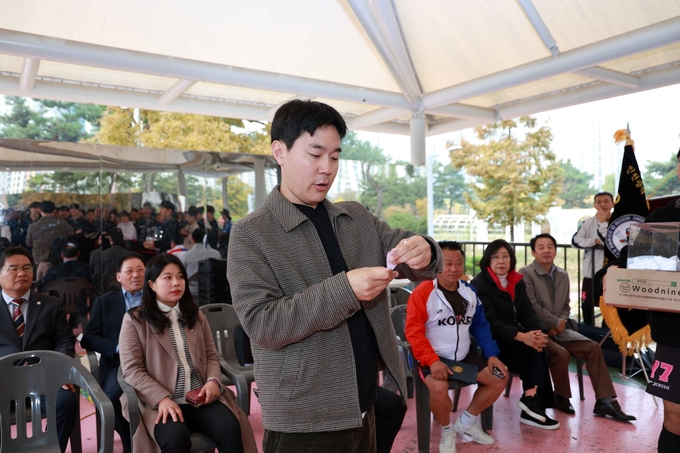 한창한 중구 도시정책위원장이 최근 한 체육행사를 방문해 상품을 받을 담첨자를 발표하고 있다. ( 사진=중구의회 제공 )