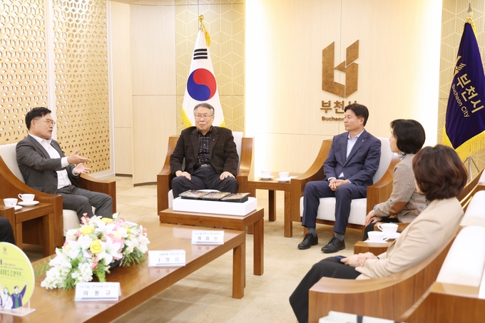 조용익 부천시장 정영세 부천축산농협 조합장 전달식 관계자들이 담소를 나누고 있다. (사진=부천시 제공)