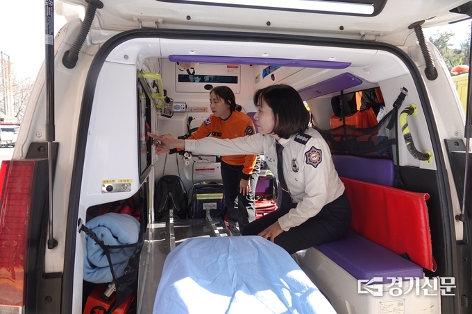 황세주 경기도의원이 안성소방서 명예소방서장 위촉식에서 화재현장 대응훈련을 체험하고 있다. (사진=안성소방서 제공)