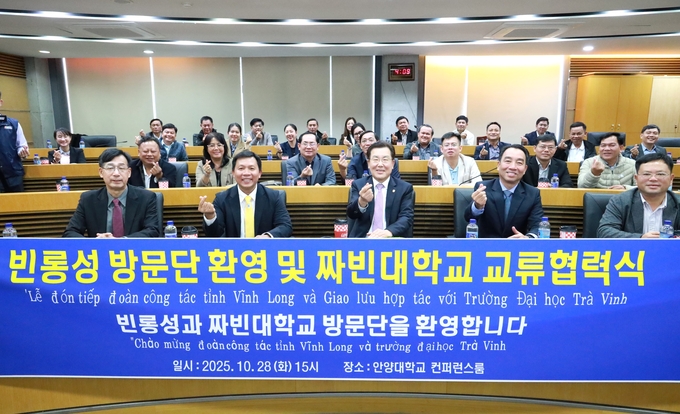 장광수 안양대 총장이 29일 아리관 컨퍼런스룸에서 베트남 빈롱성 짜빈대학교와 업무협약 후 기념촬영을 하고 있다. (앞줄 왼쪽 두 번째부터 응우옌 민 호아 짜빈대 총장, 장 총장, 루 꽝 응어이 빈롱성 인민위원장). (사진=안양대 제공)