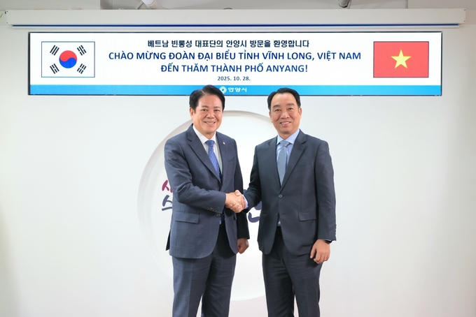 최대호(왼쪽) 안양시장이 28일 시청에서 루 꽝 응어이 베트남 빈롱성 인민위원장과 만나 기념촬영을 하고 있다. (사진=안양시 제공)