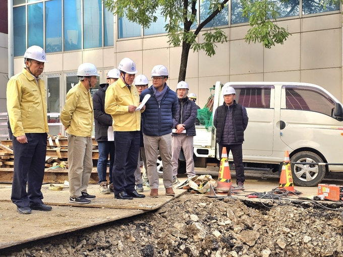 최대호(앞줄 왼쪽 세 번째) 안양시장이 28일 지역난방 열 수송관 파열사고 현장을 찾아 복구작업 진행상황을 점검하고 있다. (사진=안양시 제공)