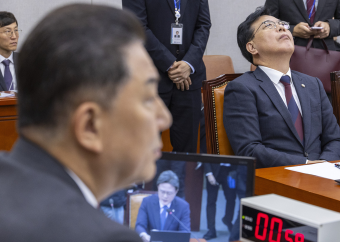 송언석 국민의힘 원내대표(오른쪽)가 29일 국회에서 열린 운영위원회 전체 회의 도중 생각에 잠겨 있다. (사진=연합뉴스)