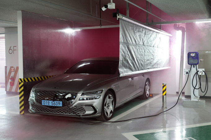 실내 주차장에 설치된 전기차 화재 확산 차단 시스템 ‘FSD(Fire Safety Dome)’가 작동 중인 모습. (사진=㈜케이피투 제공)