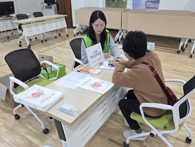 지역주민이  관내 행정복지센터를 찾아 심리상담을 받고 있다. ( 사진 = 서구청 제공 )