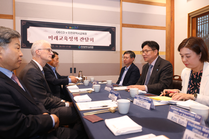 도성훈 인천시교육감이 지난 28일 경원재 바이 워커힐에서 안드레아스 슐라이허 OECD 교육국장과 만나 정책 등을 논의하고 있다. ( 사진=인천시교육청 제공 )