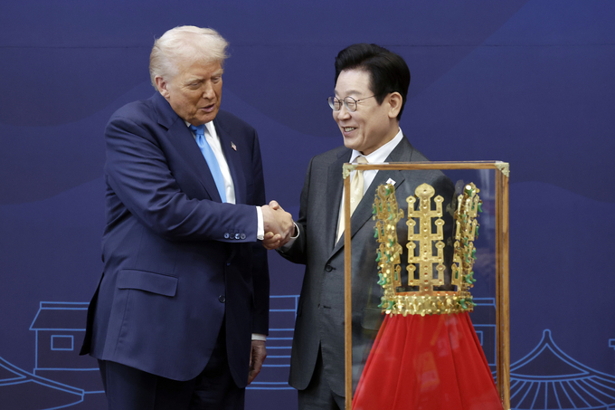 이재명 대통령이 29일 경북 경주박물관에서 도널드 트럼프 미국 대통령에게 '천마총 금관 모형'을 선물한 뒤 악수하고 있다. (사진=연합뉴스)