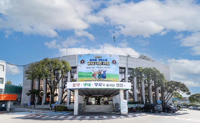 연천군은 겨울철 건조한 날씨로 비산먼지 다량 발생이 우려됨에 따라 11월 3일부터 12월 17일 까지 비산먼지 발생사업장 34개소를 대상으로 ‘2025년 비산먼지 발생사업장 지도·점검’을 실시한다. (사진=연천군 제공)
