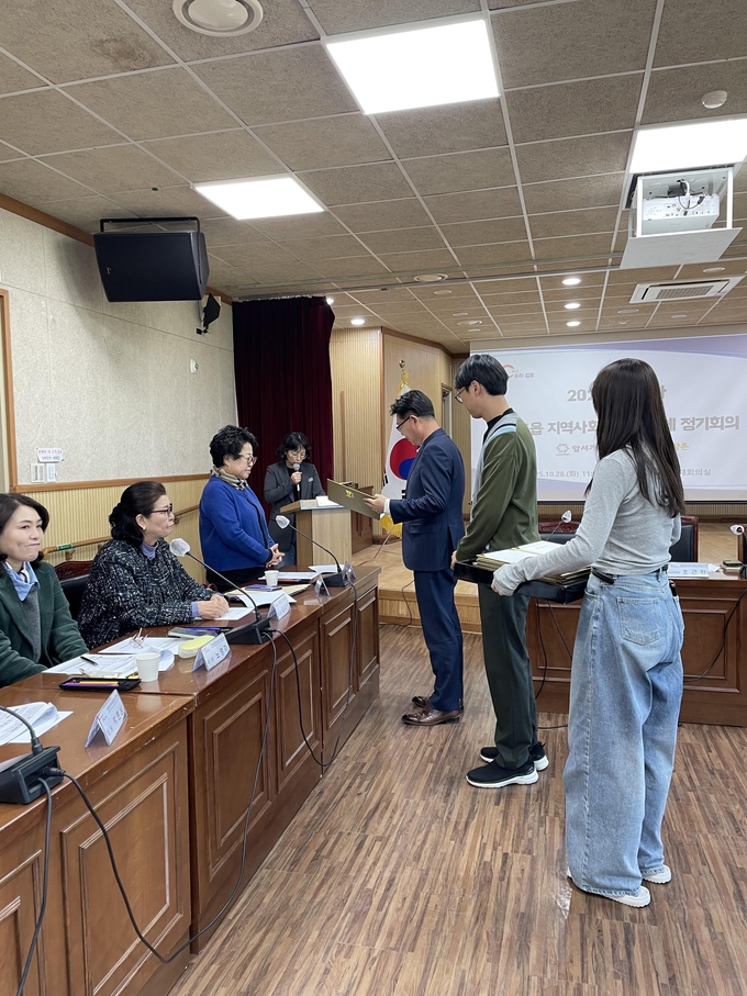 양촌읍 지역사회보장협의체 공공위원장인 조근환 양촌읍장이 새로은 임원진들에게 임명장을 수여하고 있다. (사진=양촌읍 제공)