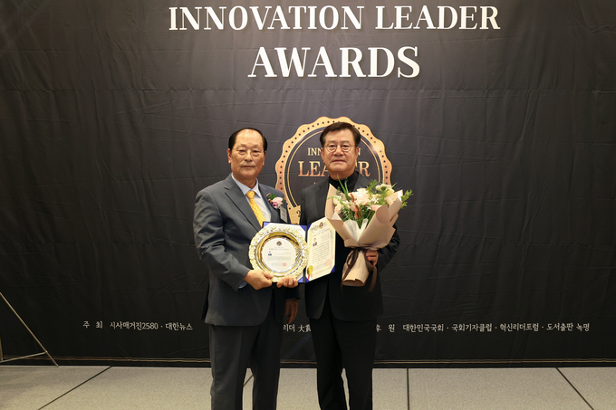오산시의회 이상복 의장이 지난 29일에 혁신리더 선정위원회에서 수여하는‘혁신리더대상’을 수상했다. (사진=오산시의회 제공)