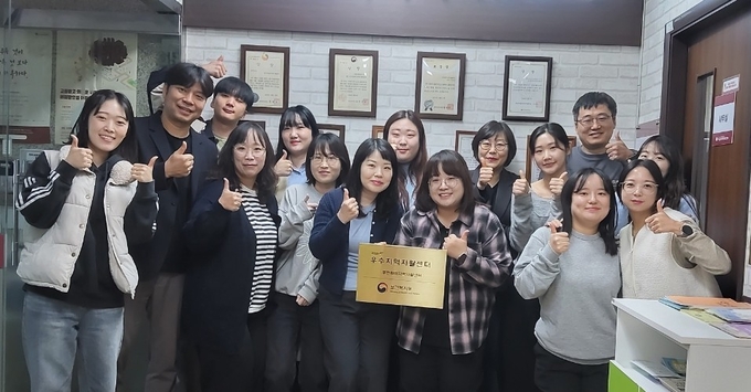 부천원미지역자활센터 종사자들이 최우수기관으로 선정 기념사진을 찍고 있다. (사진=부천시 제공)