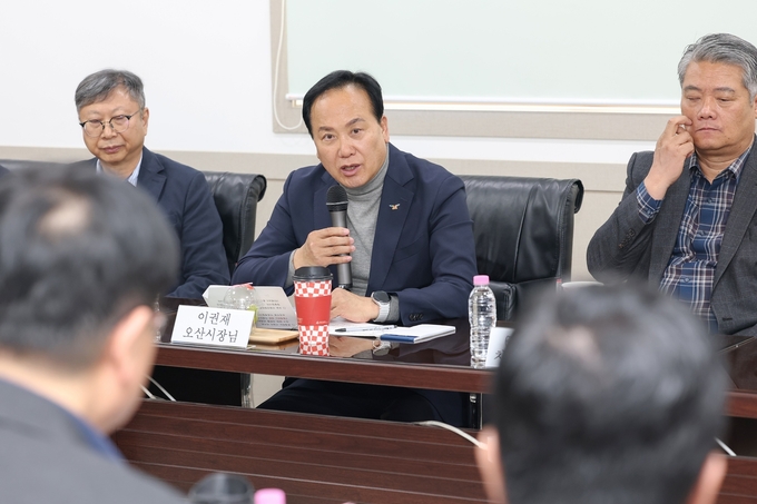 이권재 오산시장이 지난 29일 가장산단 기업인들과 간담회 열고 산업 현안 논의를 진행하고 있다. (사진=오산시 제공)